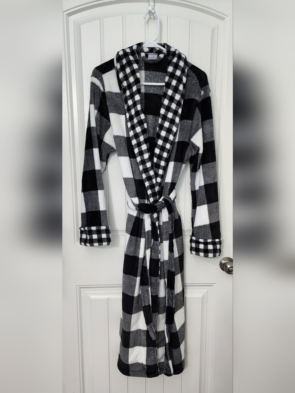 Secret Treasures Black and White Buffalo Check Cozy Robe, Size XL